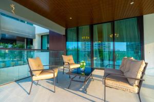 Stylish 2BR Stay - Elegant Al Raha Haven