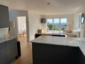 4 Bed House - Hill top views - 3 car driveway