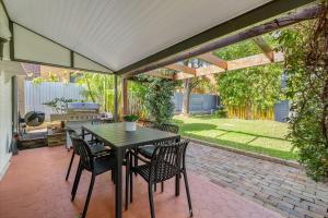 Twin Gables - Federation Retreat with Garden Studio