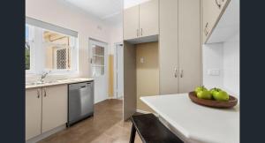 Charming Cottage Walk to City and Eat Street