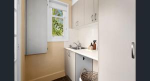 Charming Cottage Walk to City and Eat Street