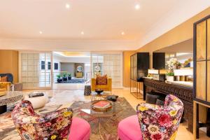 Clifton YOLO Spaces - Clifton White House Villa