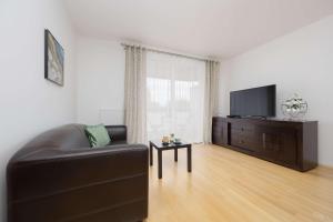 Wooden Apartment Bellottiego Warsaw with Parking by Noclegi Renters