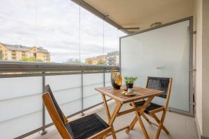 Wooden Apartment Bellottiego Warsaw with Parking by Noclegi Renters