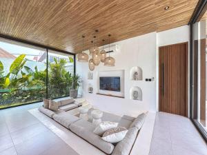 Casa Petak 9 - Architectural 3BR Tropical Paradise with Pool in Pererenan