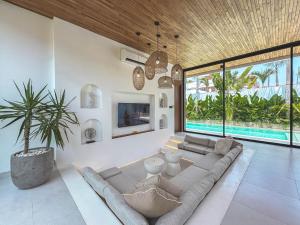 Casa Petak 9 - Architectural 3BR Tropical Paradise with Pool in Pererenan