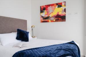 Bright CBD 2 bedroom resort-style escape