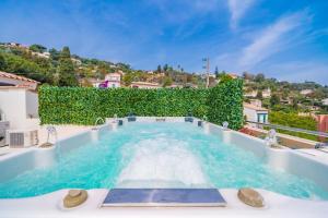 Stunning villa with sea view in Vallauris