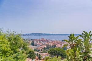 Stunning villa with sea view in Vallauris