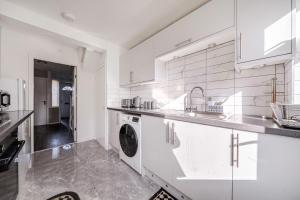 Luxury 3-Bedrooms House With Parking