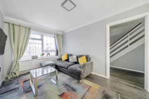 Luxury 3-Bedrooms House With Parking