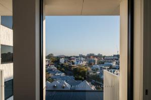 Bright CBD 2 bedroom resort-style escape