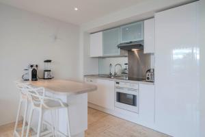 Wonderful 2 bedrooms with sea view and pool !