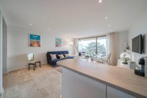 Wonderful 2 bedrooms with sea view and pool !