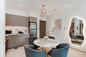 Act One Act Two Stylish 1BR Near Burj Khalifa & Fountains