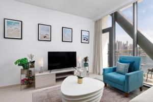 Maison Privee - Elegant Palm Retreat with Iconic Sea & Marina Vws