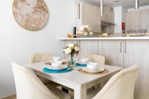 Maison Privee - Elegant Palm Retreat with Iconic Sea & Marina Vws