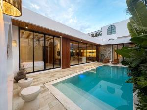 Casa Petak 8 - Tropical Haven Stylish 3BR with Pool in Pererenan