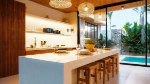 Casa Petak 8 - Tropical Haven Stylish 3BR with Pool in Pererenan