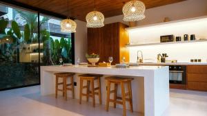 Casa Petak 8 - Tropical Haven Stylish 3BR with Pool in Pererenan