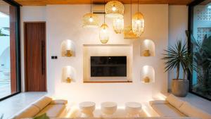 Casa Petak 8 - Tropical Haven Stylish 3BR with Pool in Pererenan