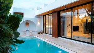 Casa Petak 8 - Tropical Haven Stylish 3BR with Pool in Pererenan