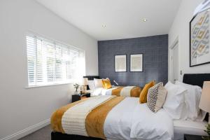 Cosy Apartment in Sale, Manchester with free private allocated parking