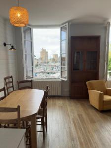 Valin 1, centre ville, face au port, LR105