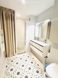 Valin 1, centre ville, face au port, LR105