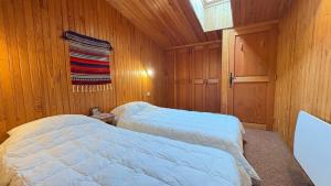 Grand duplex ensoleillé, forêt, balcon, baignoire