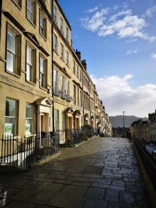 Lovely Garden Flat in Central Bath with Private Parking