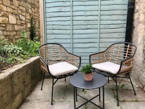 Lovely Garden Flat in Central Bath with Private Parking