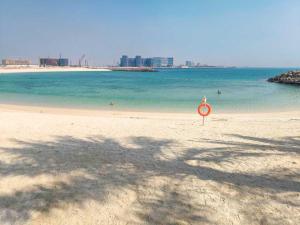 Modern 1BR with Beach and Pool in Al Marjan Island