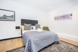 Loop St - Spacious 3Brdm City-Center Apartment with Parking