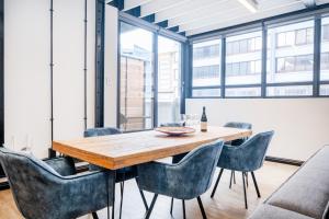 Loop St - Spacious 3Brdm City-Center Apartment with Parking