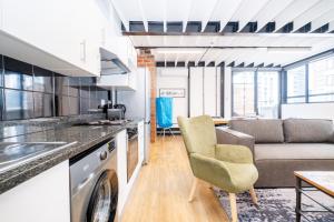 Loop St - Spacious 3Brdm City-Center Apartment with Parking