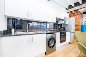 Loop St - Spacious 3Brdm City-Center Apartment with Parking