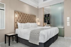 Beautiful Apartment with Pool, Parking and King Bed in Historic Cape Town City Centre