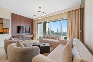 Luxury 4BR with full Burj Khalifa and Fountain View - 5Min to Dubai Mall