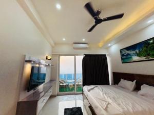 Gaur City Studio - Whirlpool bath, Ghaziabad