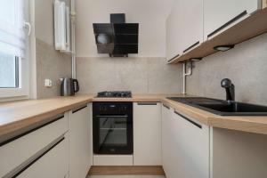 Red Apartment in Wrocław with Two Bedrooms and Desk for Remote Work by Noclegi Renters