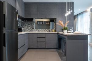 Luxury 2BR Condo Pool Rooftop Bar D6023