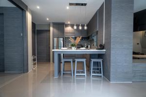 Luxury 2BR Condo Pool Rooftop Bar D6023