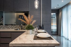 Luxury 2BR Condo Pool Rooftop Bar D6023