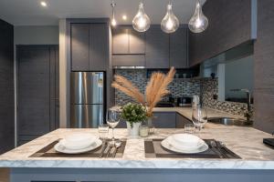 Luxury 2BR Condo Pool Rooftop Bar D6023