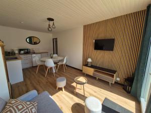 Charmante maison, entière au calme, sud avec jardin