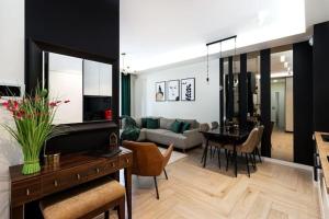 Mennica Residence - Stylish 2-Bedroom Apartment with Private Terrace #144