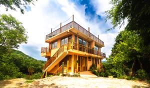 Central Location, AC, Kitchen