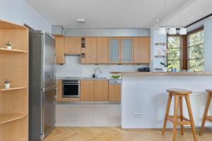 Kazimierza Wielkiego 2-Bedroom Apartment with Parking by Noclegi Renters