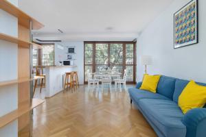 Kazimierza Wielkiego 2-Bedroom Apartment with Parking by Noclegi Renters